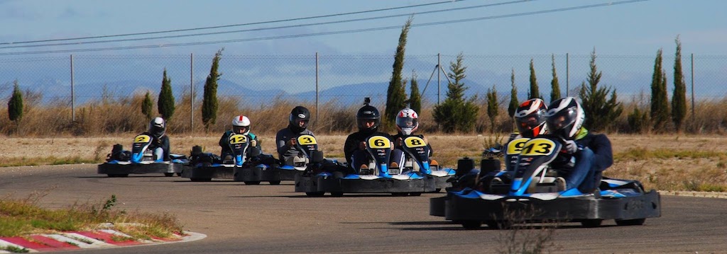 Los chicos de craksracing disputando una carrera en el circuito de Zuera, Zaragoza